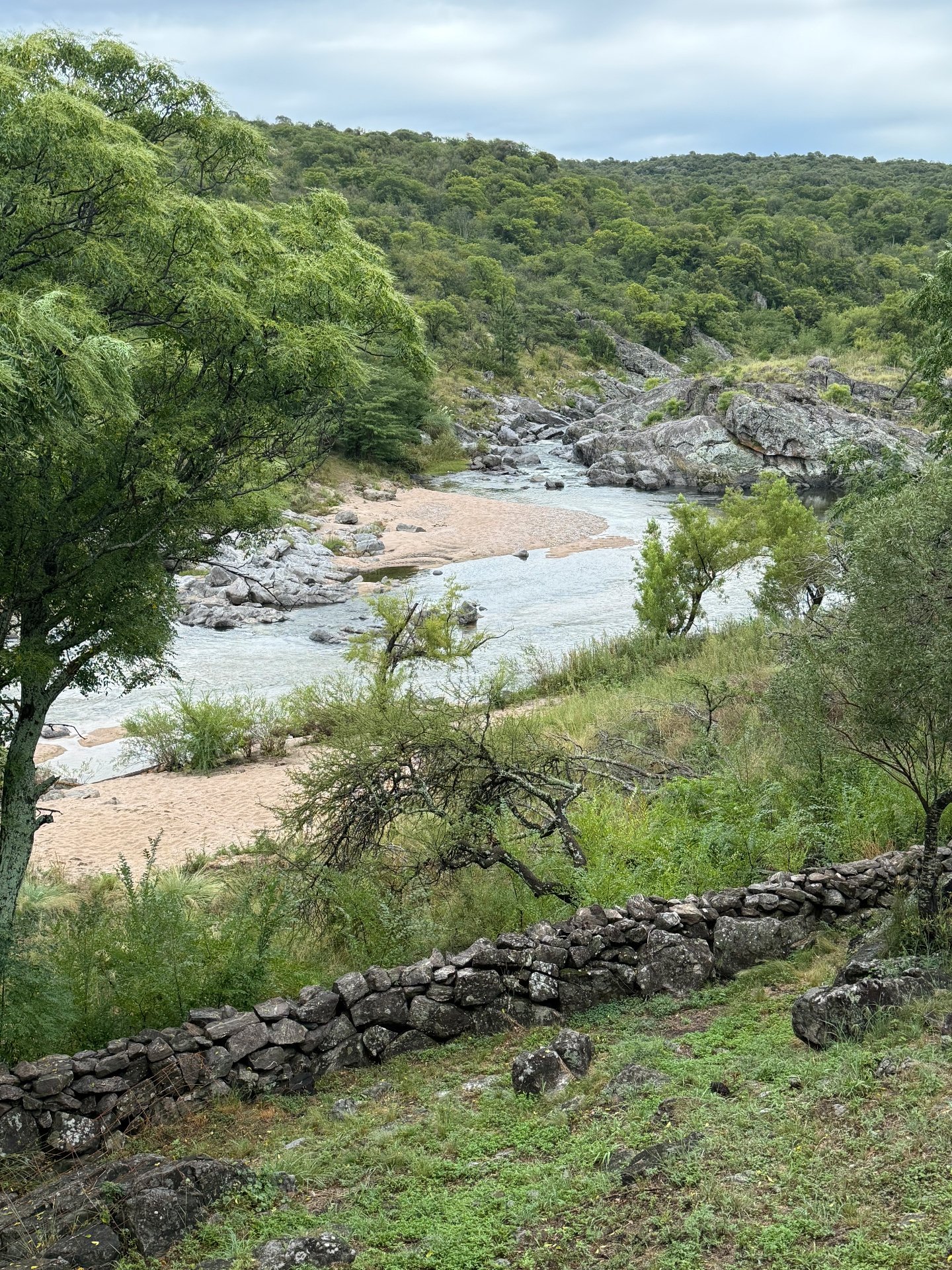 Paisaje del Río Quillinzo en Villa Cañada del Sauce